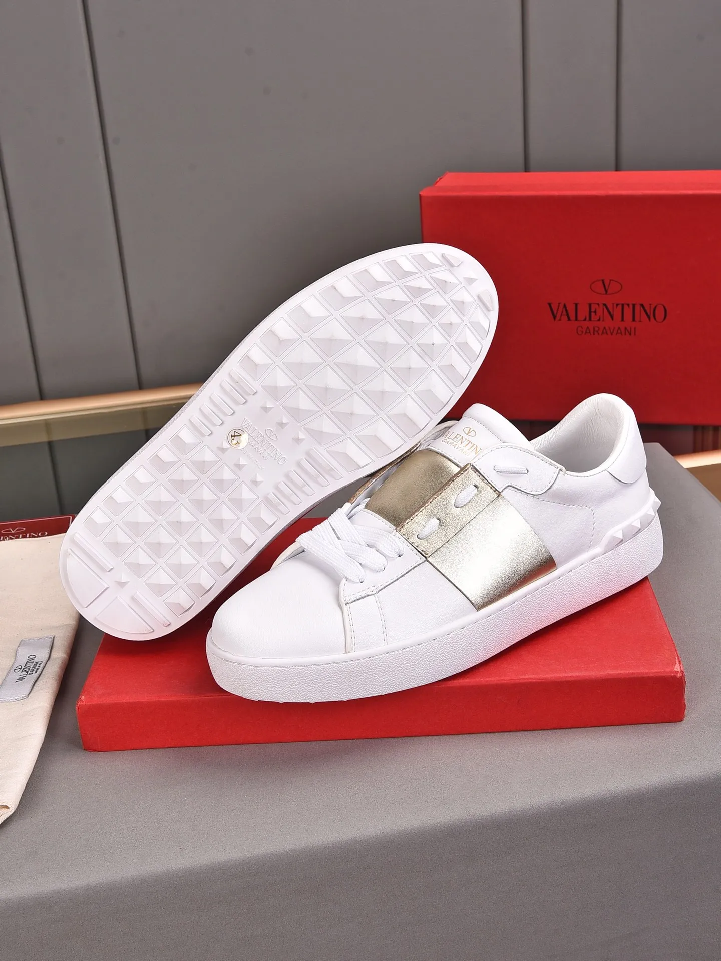 Men's shoes 440💰 (men and women couples) Valentino classic color matching series casual shoes. Made with heavy craftsmanship, good products pay attention to every detail. A must-have trendy item that can be worn all year round, it has been worn by many celebrities and Internet celebrities~~Imported cowhide surface, unique design concept, sheepskin lining, counter quality. Women’s clothing 35-40. Men’s clothing 39-44, 45-46 (returns and exchanges are not supported for custom-made items)